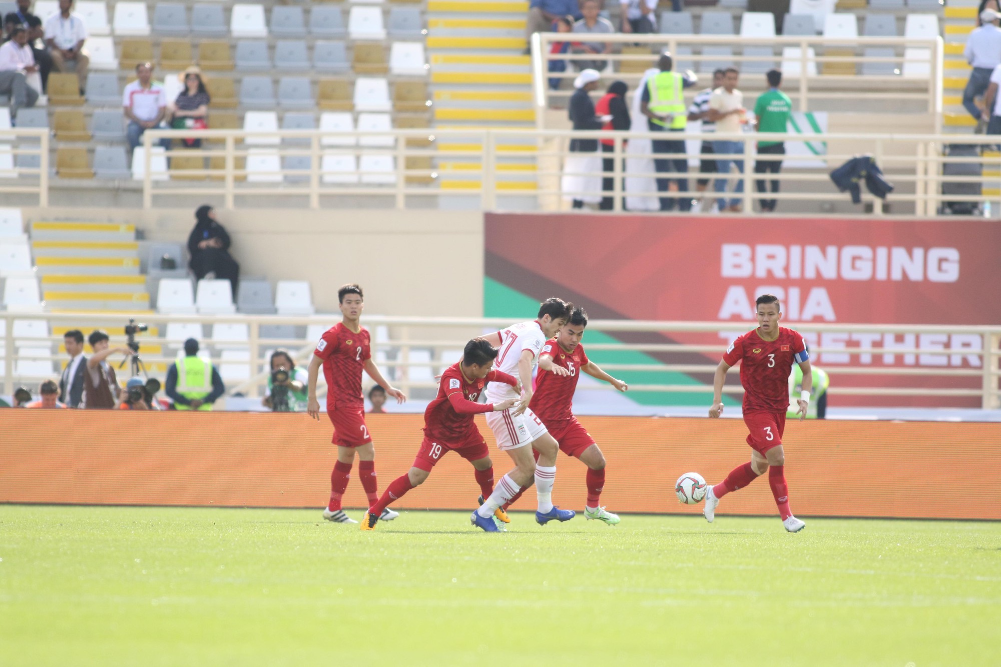 Clip: C&ocirc;ng Phượng bỏ lỡ cơ hội đẹp, Việt Nam thua Iran 0-2 - Ảnh 2.