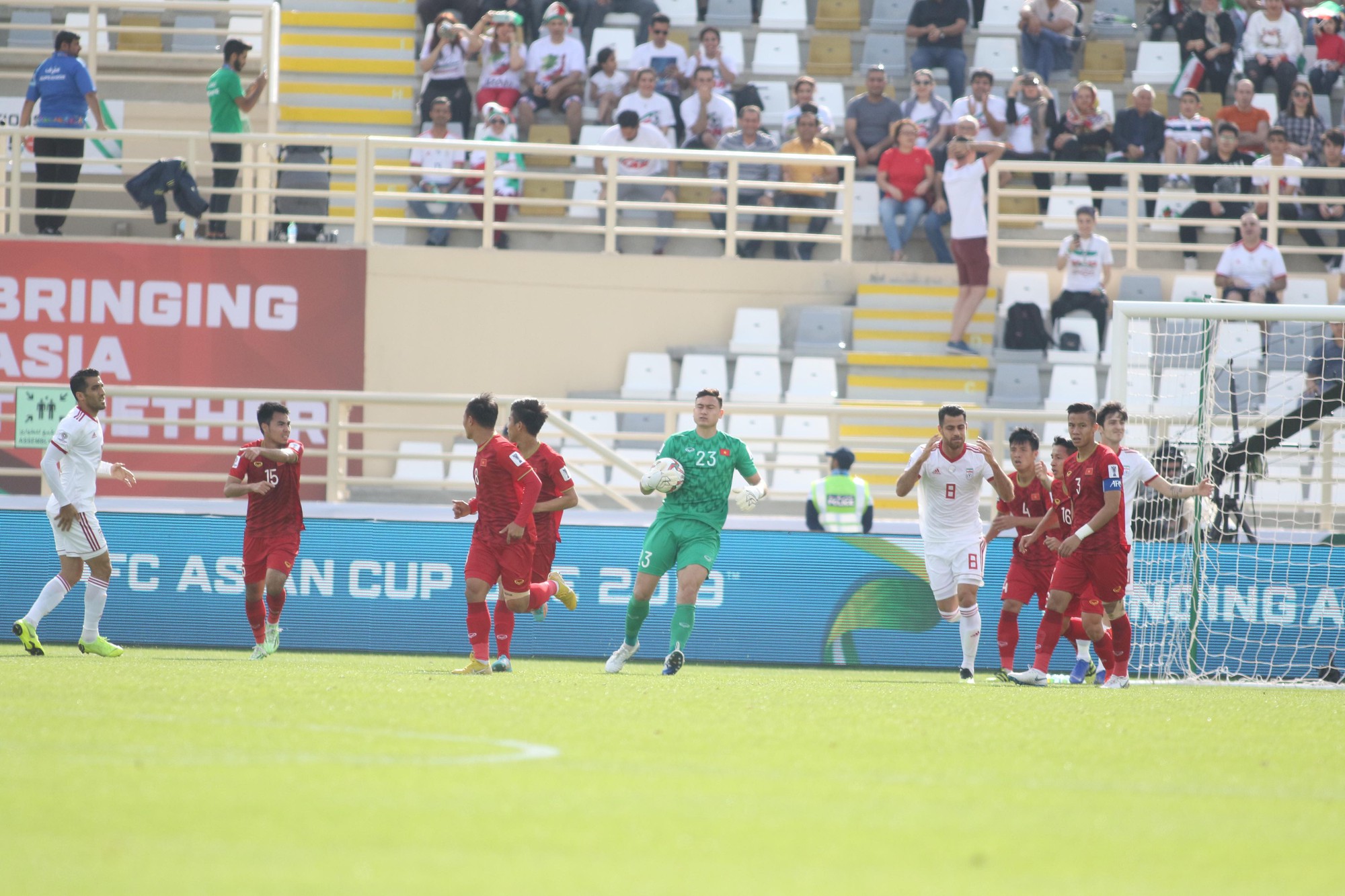 Clip: C&ocirc;ng Phượng bỏ lỡ cơ hội đẹp, Việt Nam thua Iran 0-2 - Ảnh 3.
