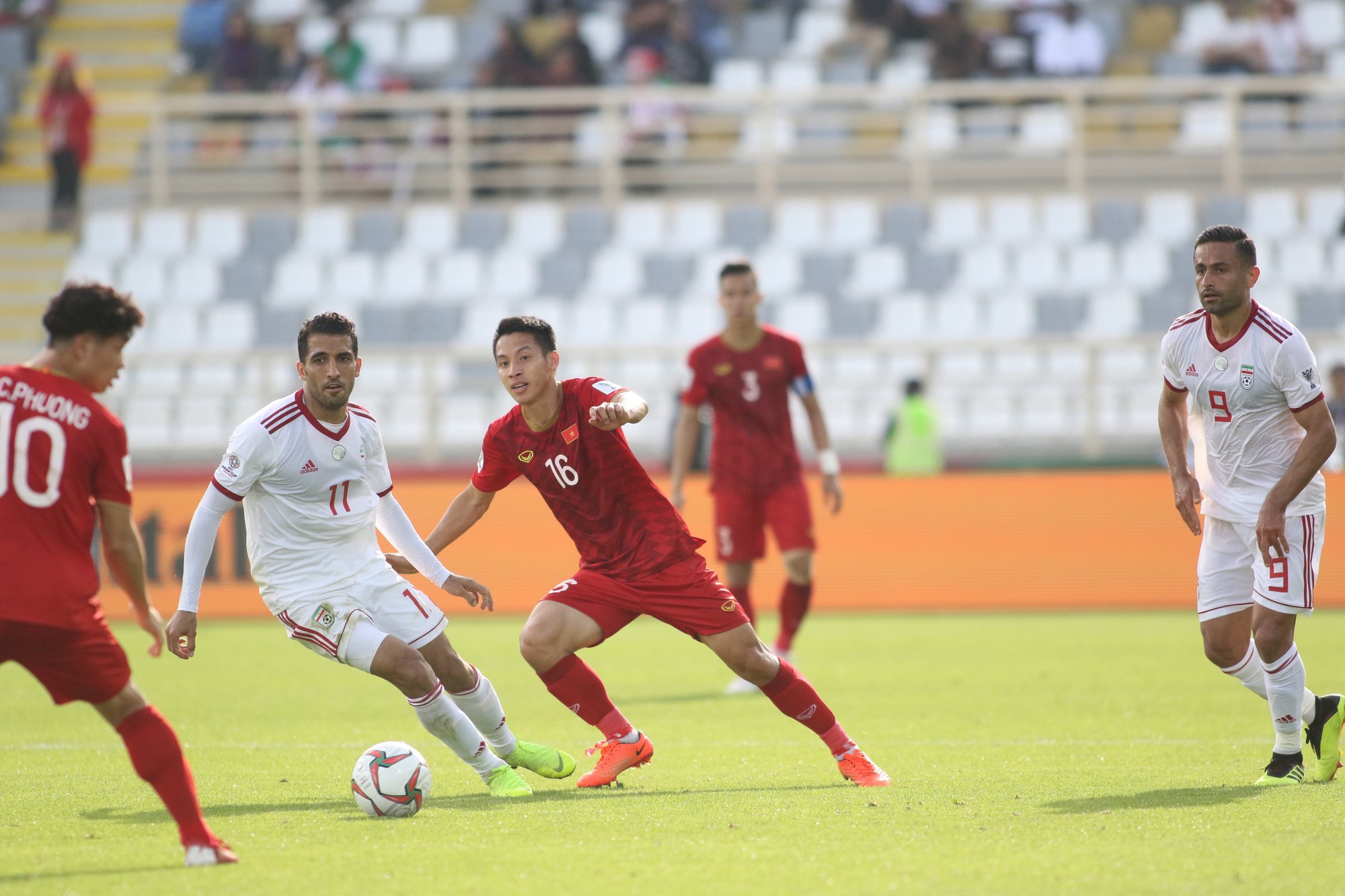 Clip: C&ocirc;ng Phượng bỏ lỡ cơ hội đẹp, Việt Nam thua Iran 0-2 - Ảnh 8.