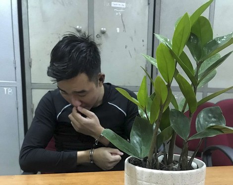 Hàng loạt cô gái trẻ dính bẫy gã trai chuyên săn tình trong khách sạn - Ảnh 1.