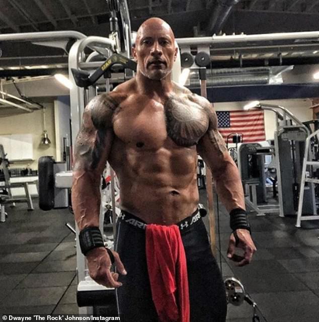 The Rock bức x&uacute;c v&igrave; bị n&eacute;m đ&aacute; oan - Ảnh 2.