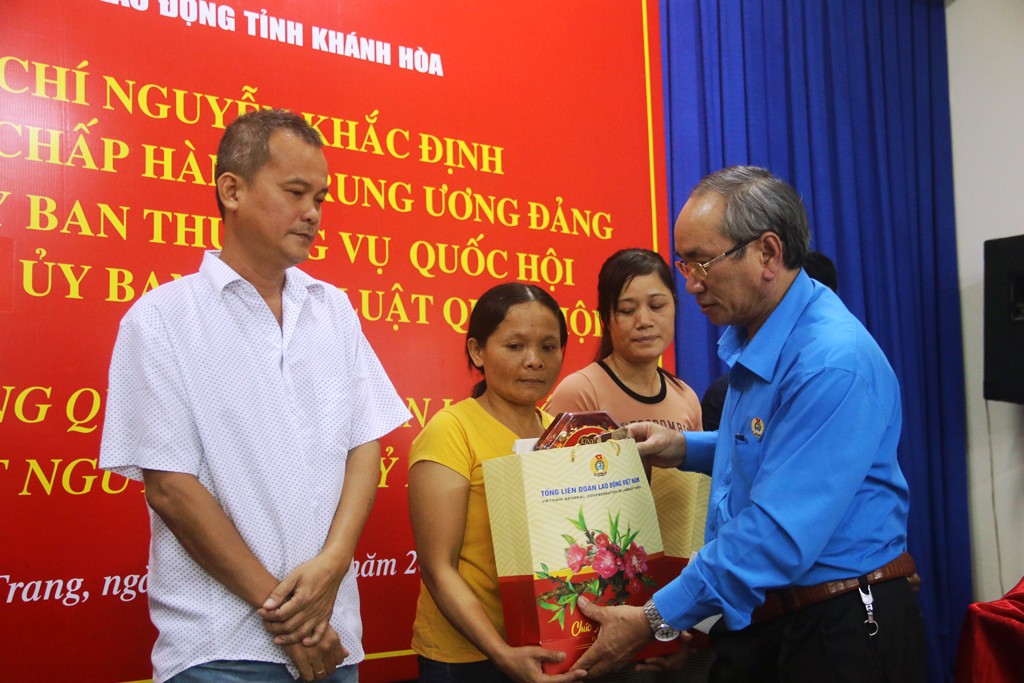 Niềm vui của công nhân khó khăn tại Khánh Hòa khi được nhận quà Tết - Ảnh 3.
