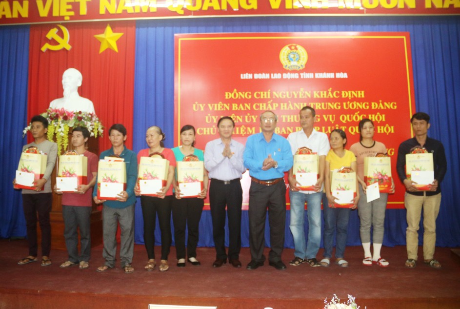 Niềm vui của công nhân khó khăn tại Khánh Hòa khi được nhận quà Tết - Ảnh 1.