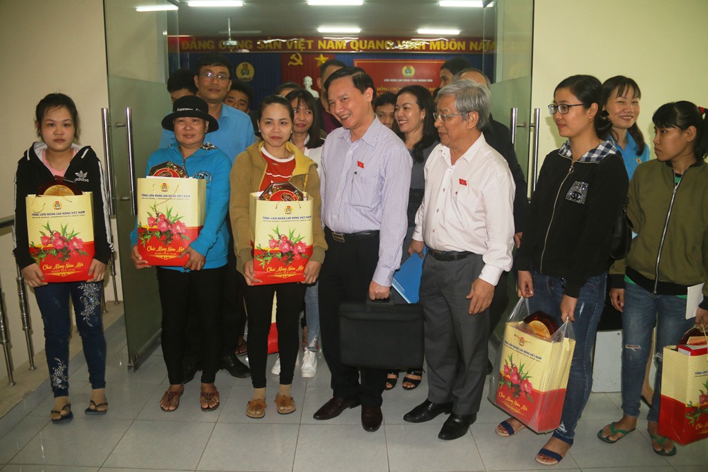 Niềm vui của công nhân khó khăn tại Khánh Hòa khi được nhận quà Tết - Ảnh 5.