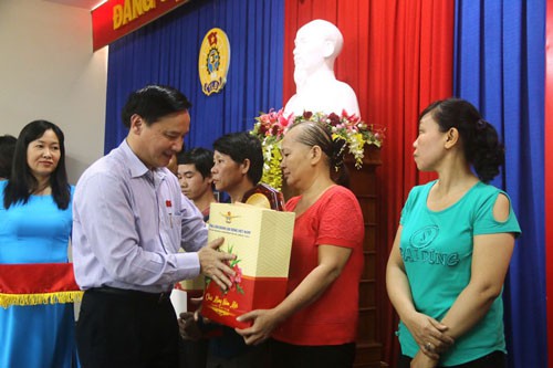 Trao qu&agrave; Tết cho c&ocirc;ng nh&acirc;n tỉnh Kh&aacute;nh H&ograve;a - Ảnh 1.