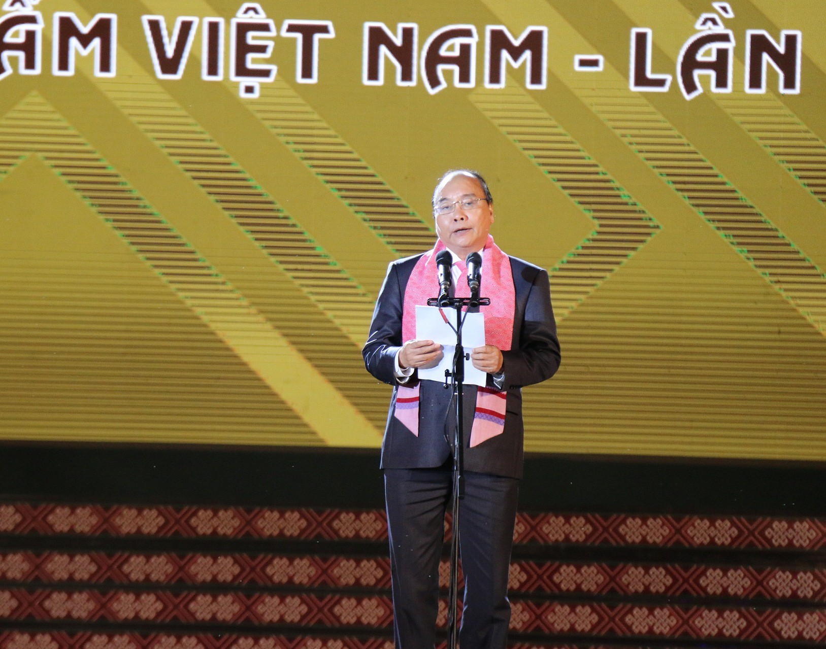 2 hoa hậu Ngọc Hân và H’Hen Niê tỏa sáng với trang phục thổ cẩm - Ảnh 1.