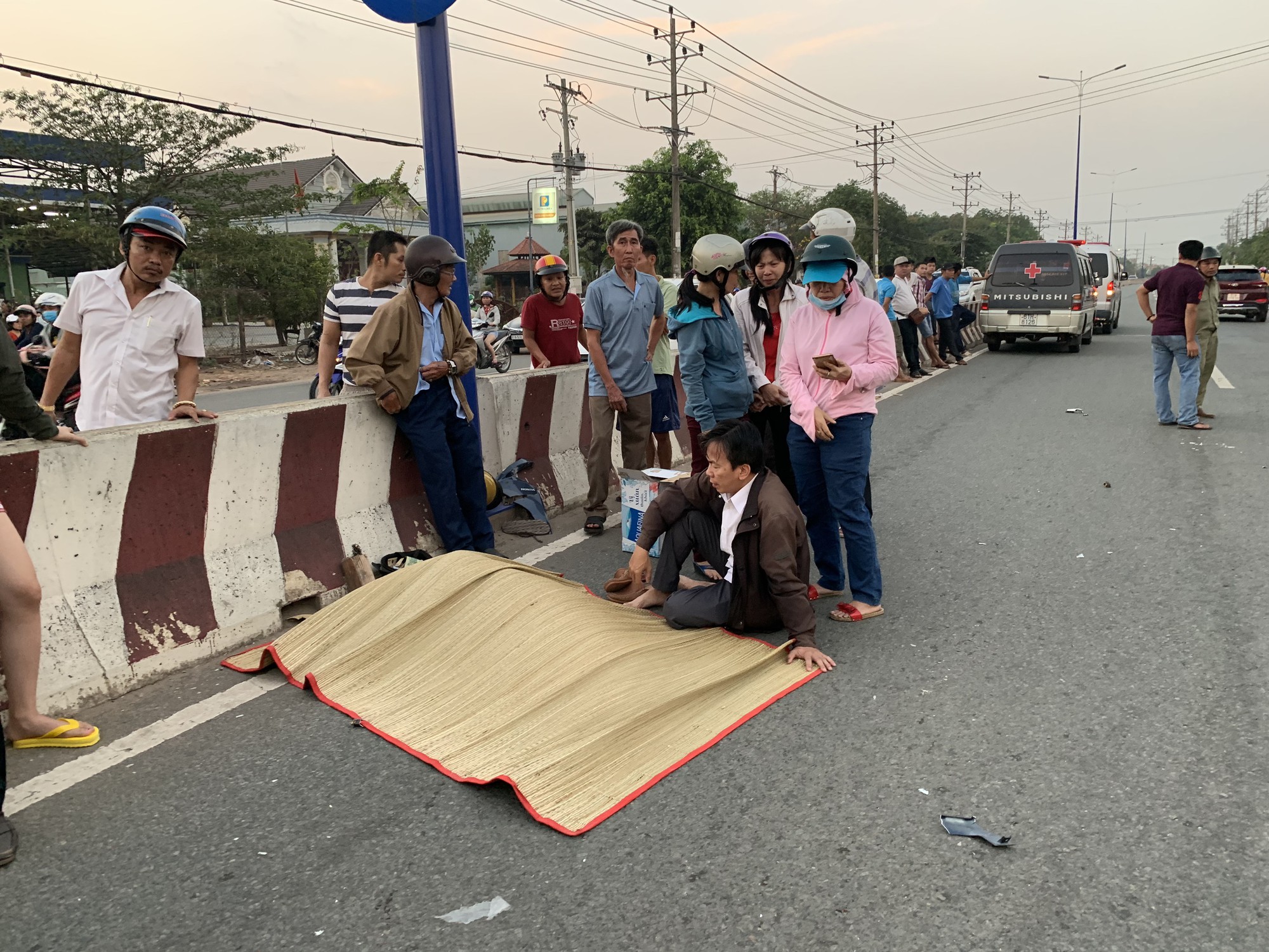 Bình Dương: Ra đường chiều chủ nhật,  3 người bỏ mạng