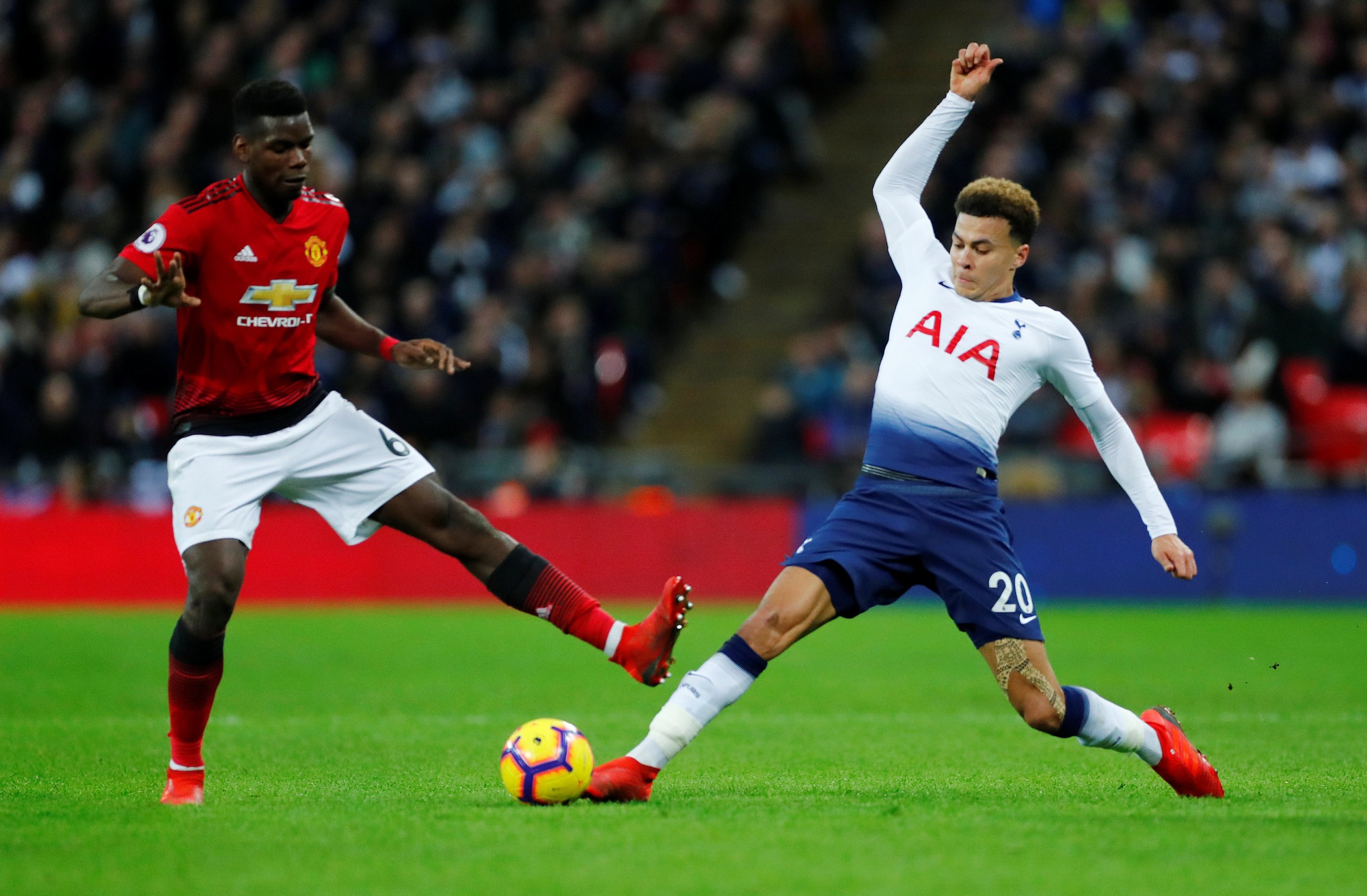 Bình luận viên: Pogba đáng bị đuổi vì chơi xấu