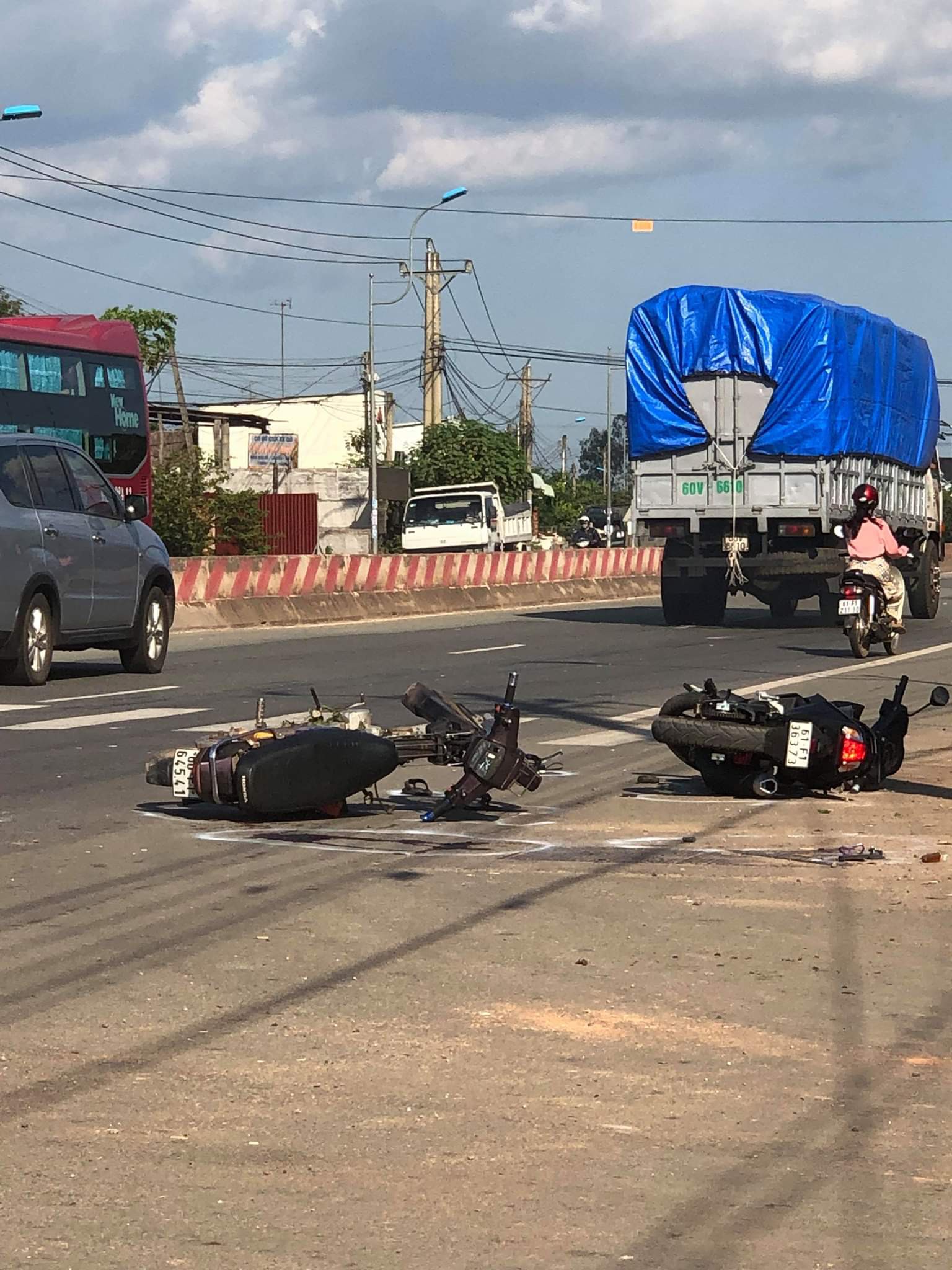 B&igrave;nh Dương: Ra đường chiều chủ nhật,  3 người bỏ mạng - Ảnh 3.