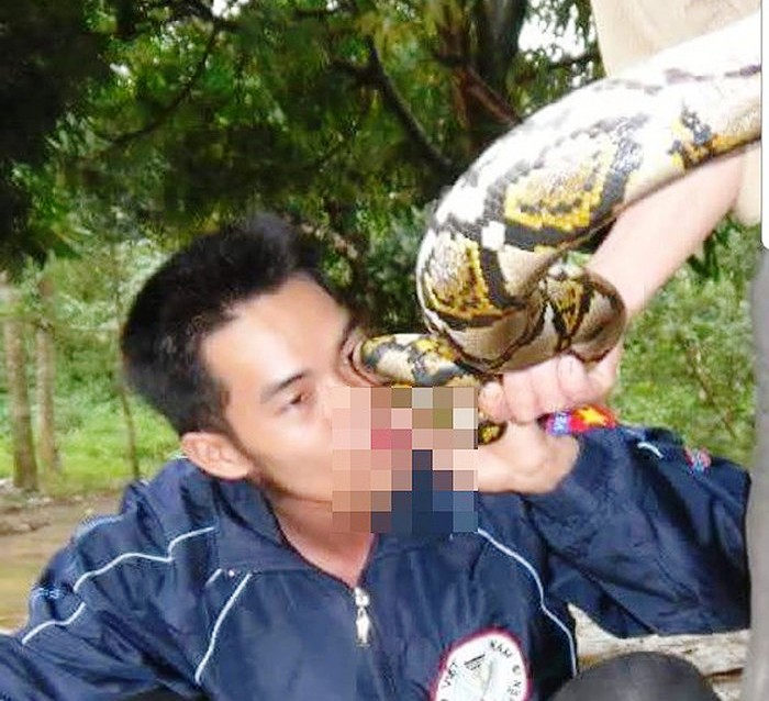 Kẻ giết trăn quý, uống máu khoe Facebook bị bắt vì chở "hàng nóng"