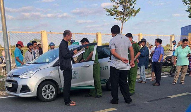 Tài xế taxi thoát chết dù bị hành khách dùng dao cứa cổ