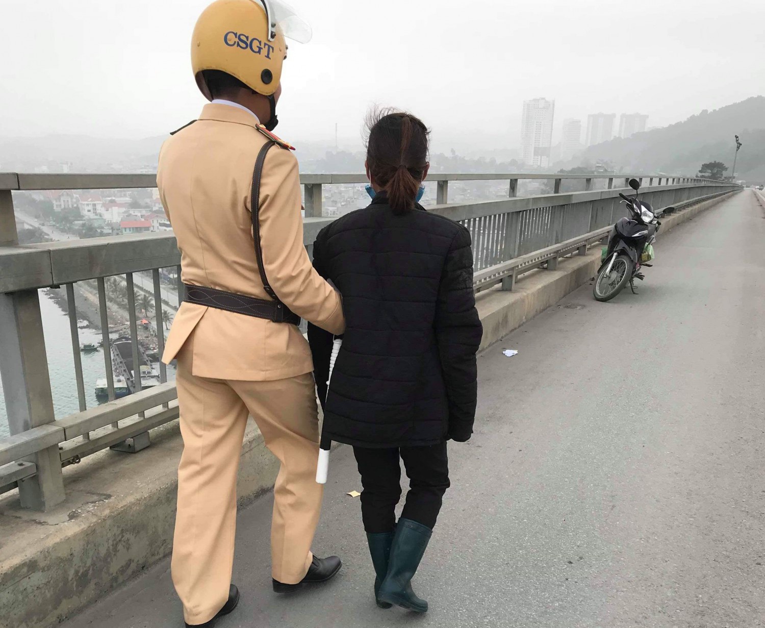 Buồn chuyện gia đình, 1 phụ nữ định nhảy cầu Bãi Cháy tự tử