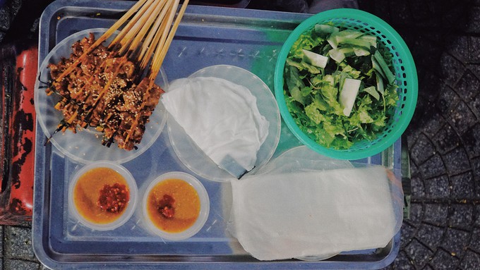 Bánh ướt thịt nướng Hội An: Muốn ăn phải biết cuốn - Ảnh 2.