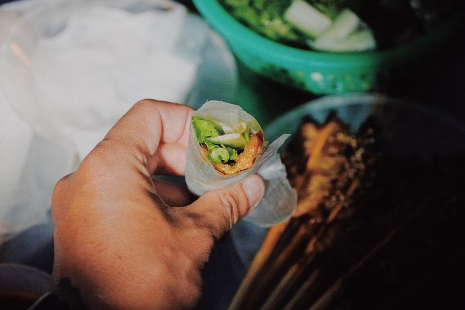 Bánh ướt thịt nướng Hội An: Muốn ăn phải biết cuốn - Ảnh 7.