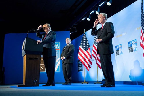 Giới chức Mỹ lo ông Trump tặng "món quà thế kỷ" cho Nga