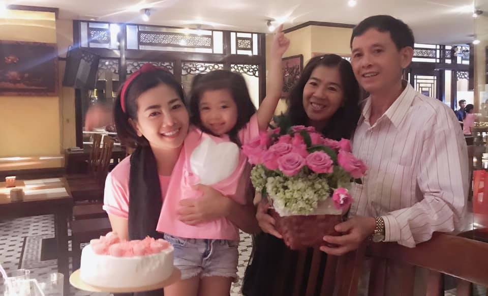 Diễn viên Mai Phương rạng ngời bên người thân trong ngày sinh nhật