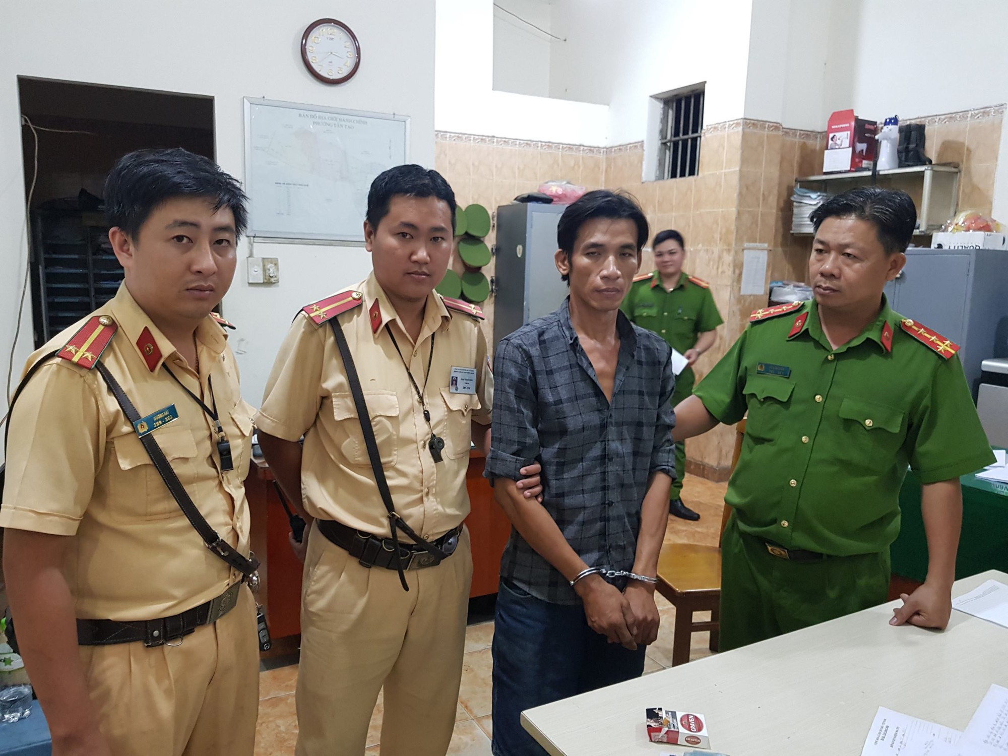 Nghe tri hô “cướp”, CSGT đuổi theo tóm gọn đối tượng