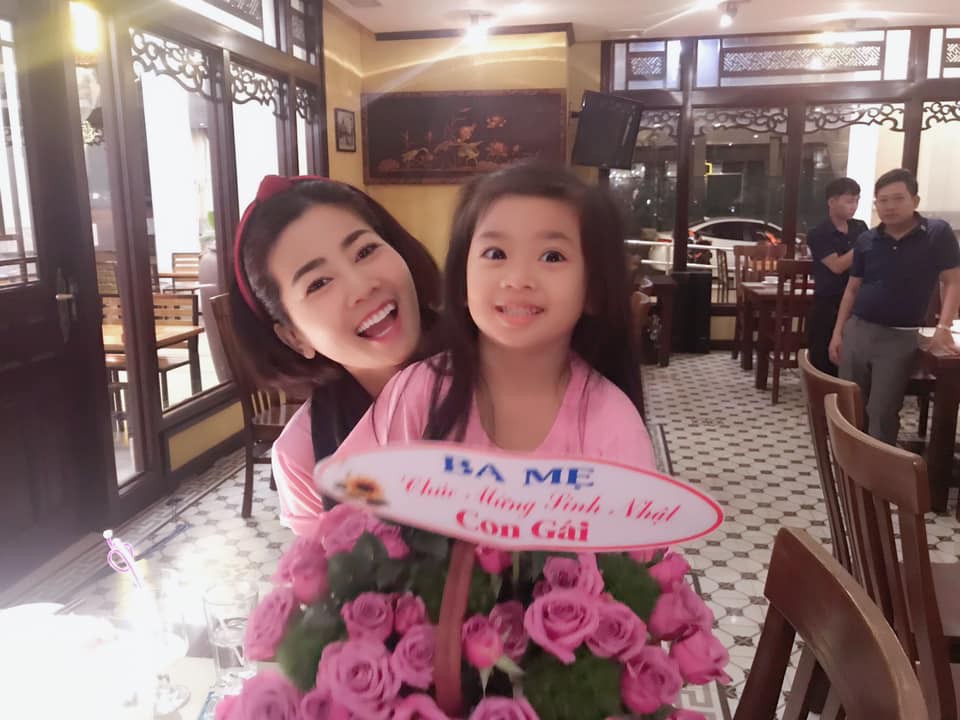 Diễn vi&ecirc;n Mai Phương rạng ngời b&ecirc;n người th&acirc;n trong ng&agrave;y sinh nhật - Ảnh 1.