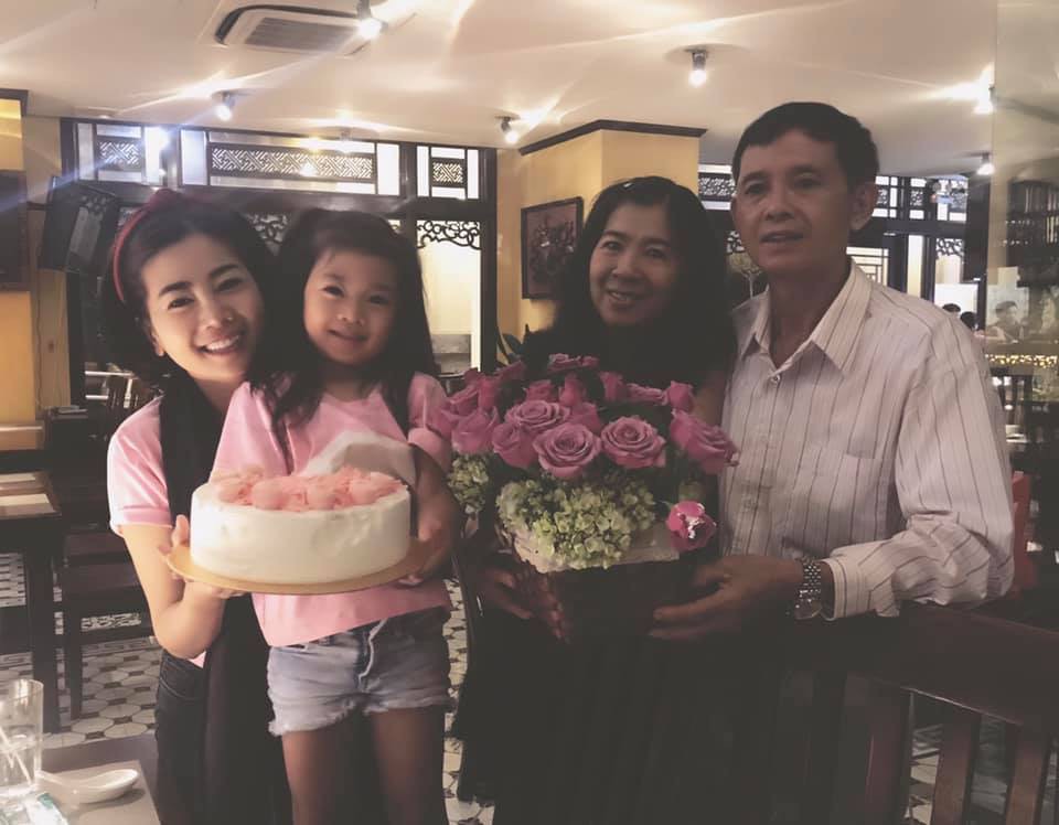 Diễn vi&ecirc;n Mai Phương rạng ngời b&ecirc;n người th&acirc;n trong ng&agrave;y sinh nhật - Ảnh 3.