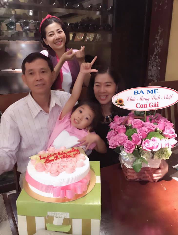 Diễn vi&ecirc;n Mai Phương rạng ngời b&ecirc;n người th&acirc;n trong ng&agrave;y sinh nhật - Ảnh 2.