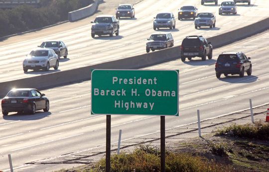 Mỹ: Đường Obama, trường Obama, sân bay Obama... và còn gì nữa? - Ảnh 2.