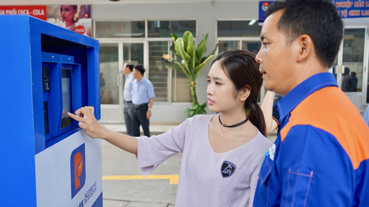 Kh&aacute;ch tự đổ xăng v&agrave; thanh to&aacute;n bằng thẻ tại 11 c&acirc;y xăng ở TP HCM - Ảnh 2.