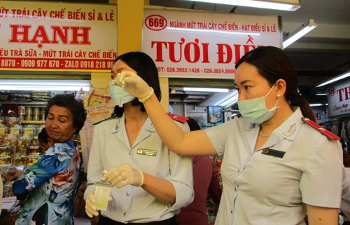 Kiểm tra thực phẩm Tết ở chợ, siêu thị - Ảnh 1.
