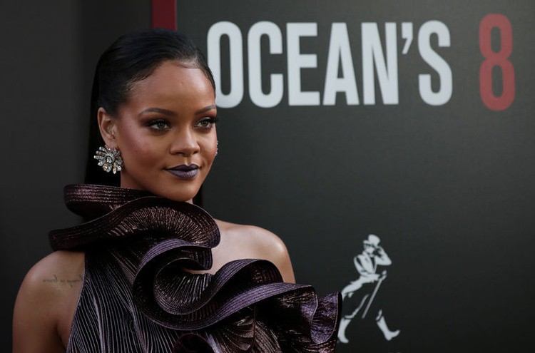 Người đẹp Rihanna khởi kiện cha m&igrave;nh - Ảnh 1.