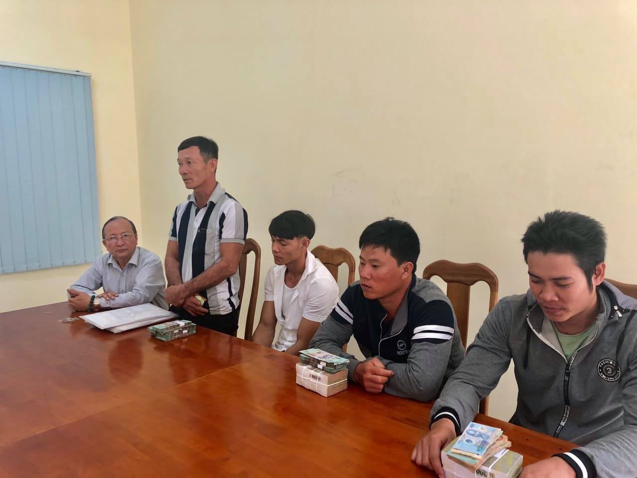 VKSND huyện B&igrave;nh Ch&aacute;nh bồi thường 820 triệu đồng cho 3 thanh ni&ecirc;n bị oan sai - Ảnh 2.