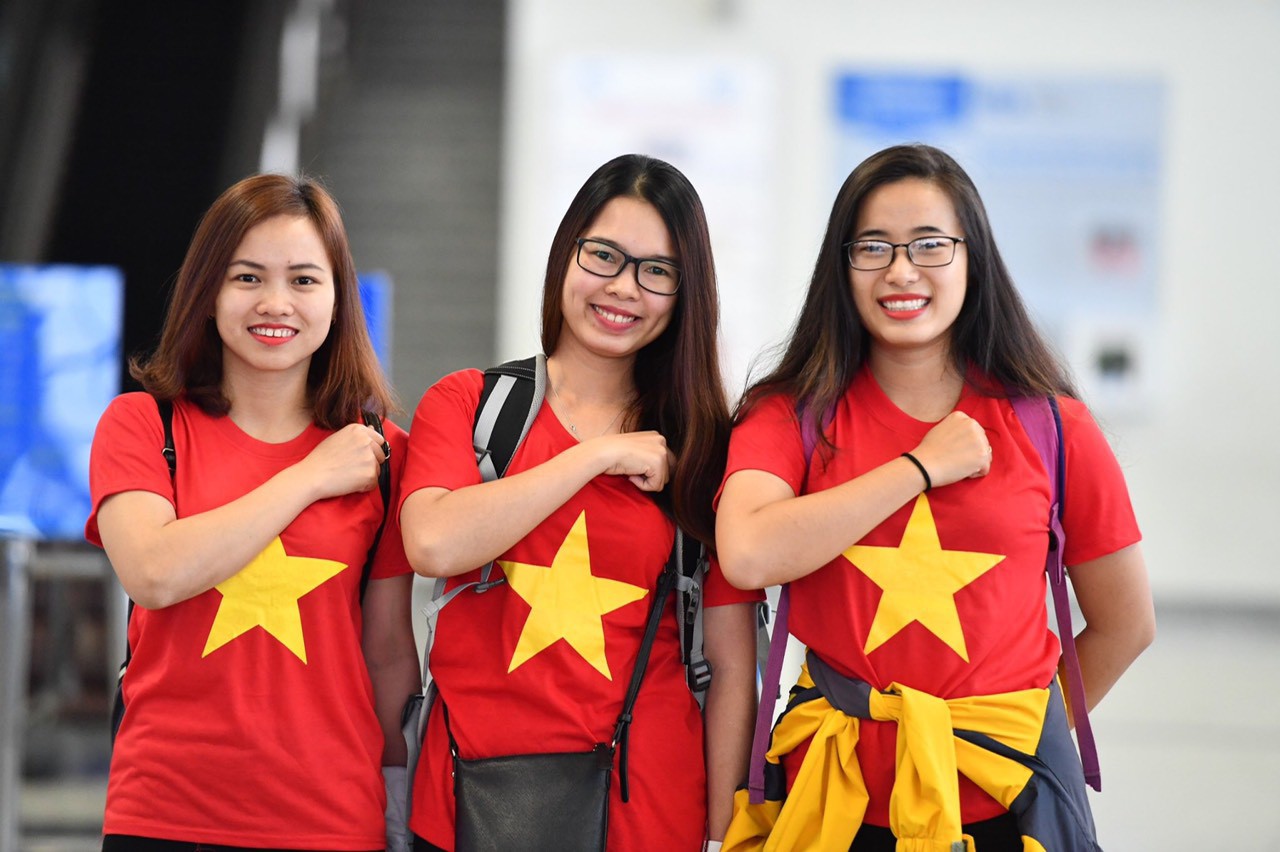 CĐV n&aacute;o nức bay chuy&ecirc;n cơ sang UAE cổ vũ tuyển Việt Nam - Ảnh 3.