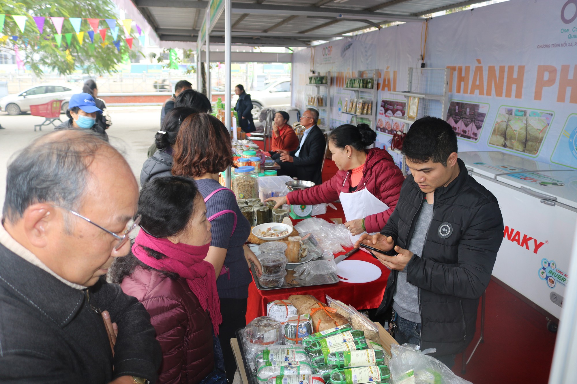 Bưởi da xanh, tôm khô, cá khô, mắm, bánh mứt… Bến Tre giá "hạt dẻ" tại TP HCM