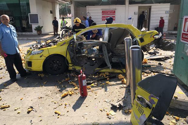 Đang bơm khí ở trạm xăng, taxi nổ tung