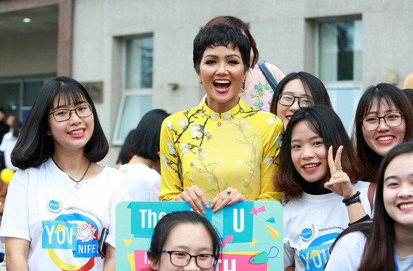 H’Hen Niê từng mơ thành cô hàng... ve chai - Ảnh 5.