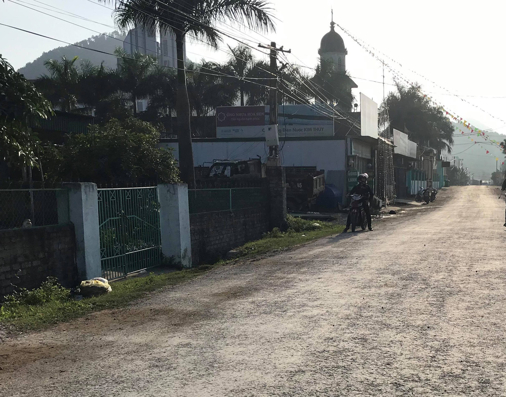 Bé 4 tuổi bị xe tải tông tử vong: Cổng trường mở trong giờ học