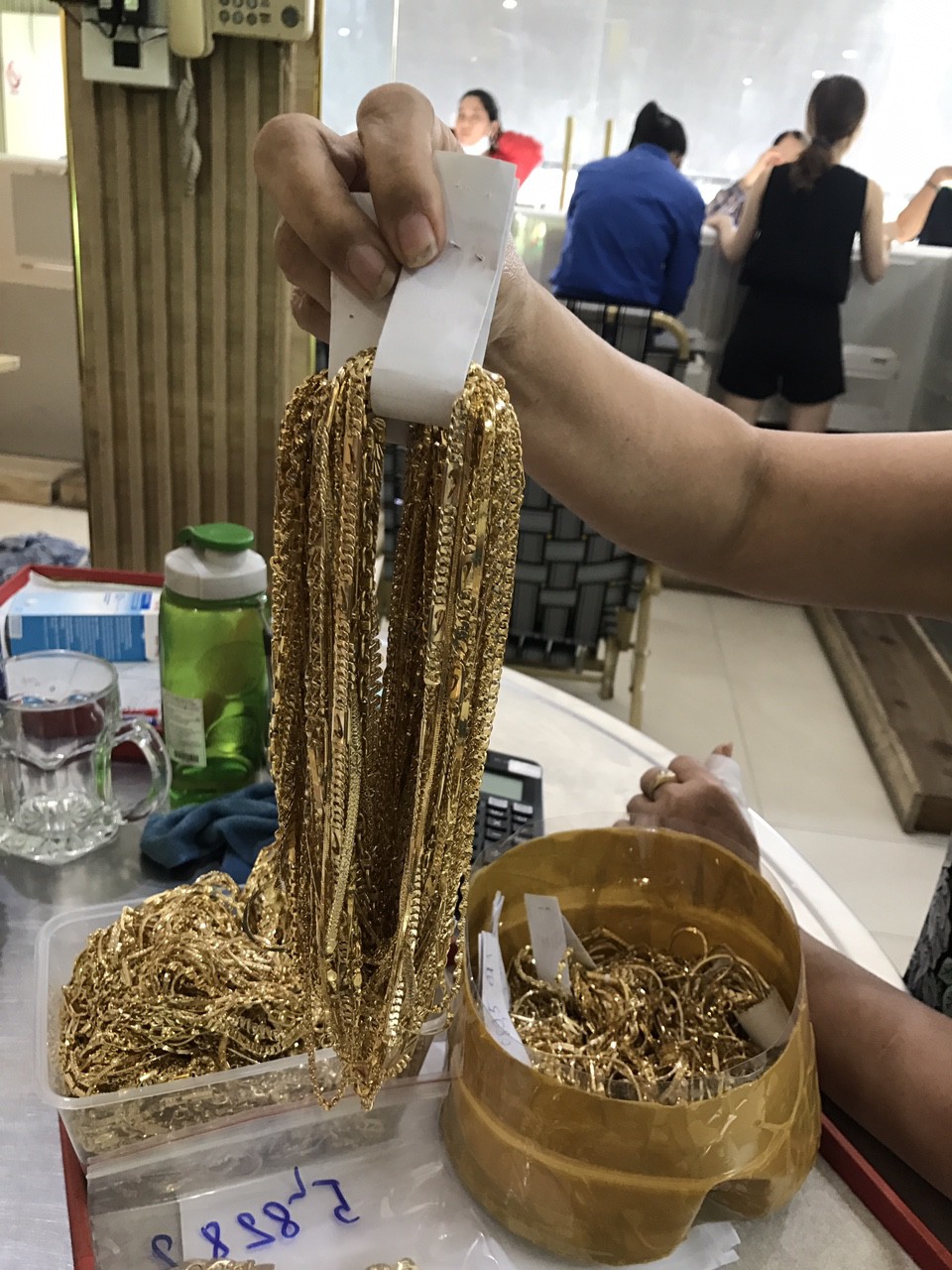 Vụ t&igrave;m chủ nh&acirc;n 230 lượng v&agrave;ng: 2 người b&aacute;n v&agrave;ng khai đầy m&acirc;u thuẫn - Ảnh 1.