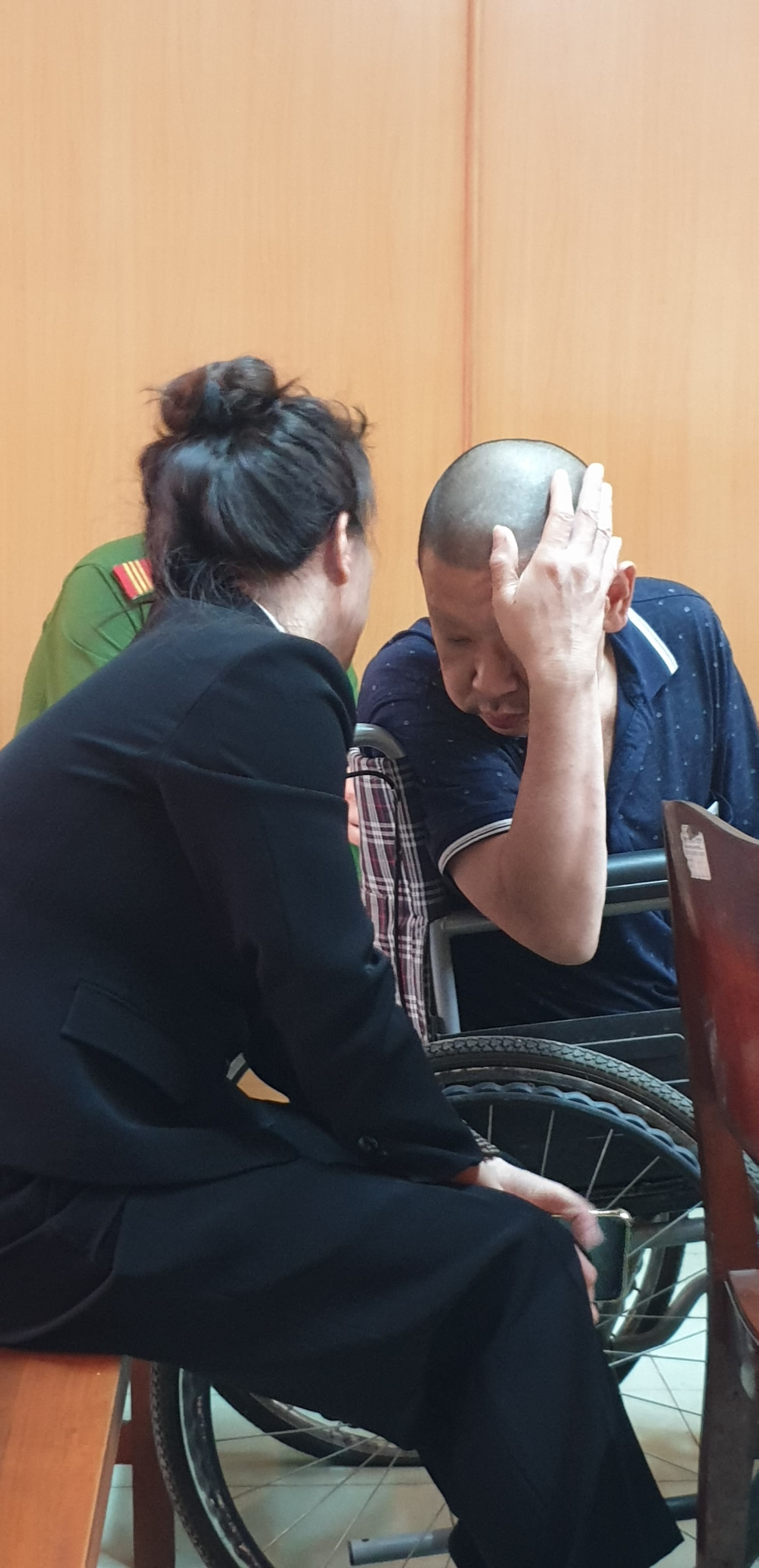 Nguyên tổng giám đốc mang 3 ôtô thuê đi cầm rồi ngồi xe lăn hầu tòa