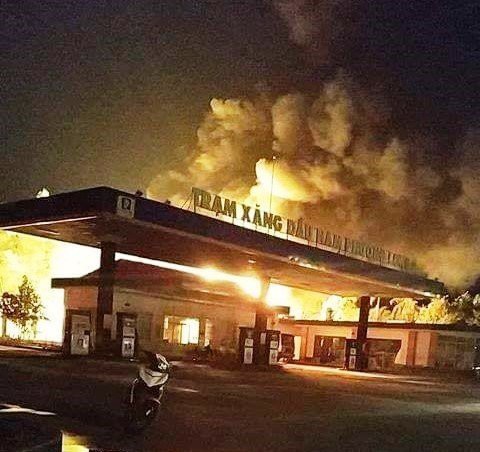 Cây xăng bốc cháy dữ dội trong đêm