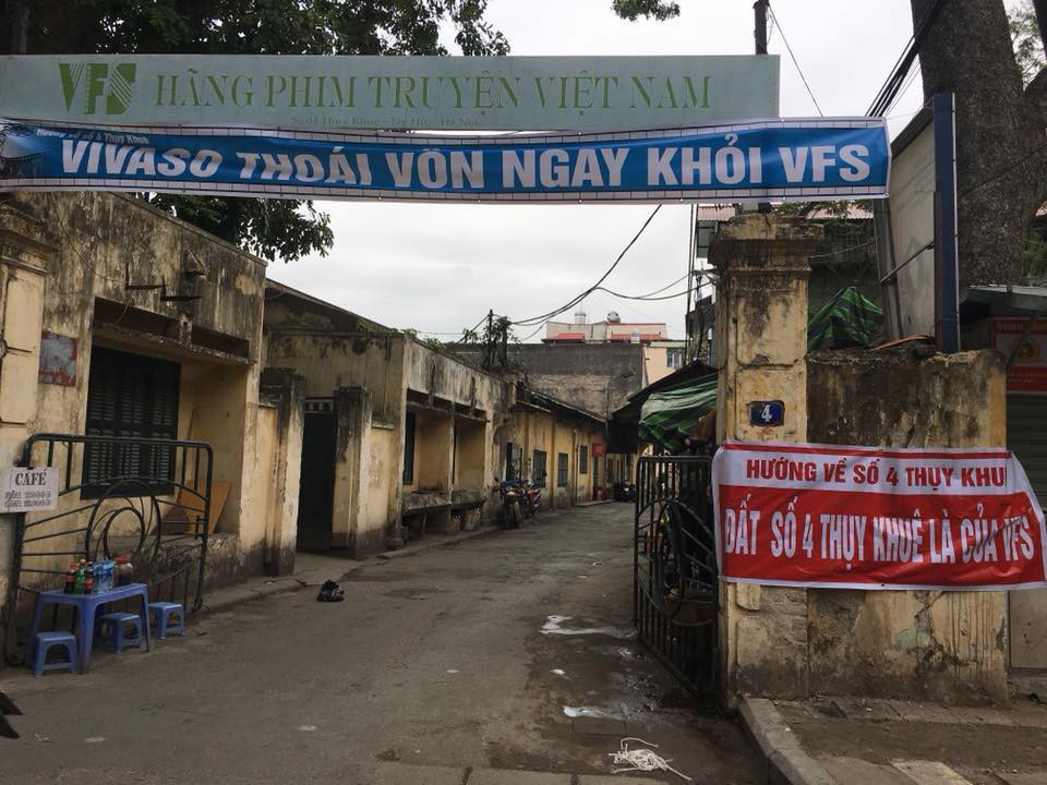C&aacute;c nghệ sĩ H&atilde;ng phim truyện Việt Nam căng băng r&ocirc;n phản đối cắt lương, bảo hiểm - Ảnh 1.