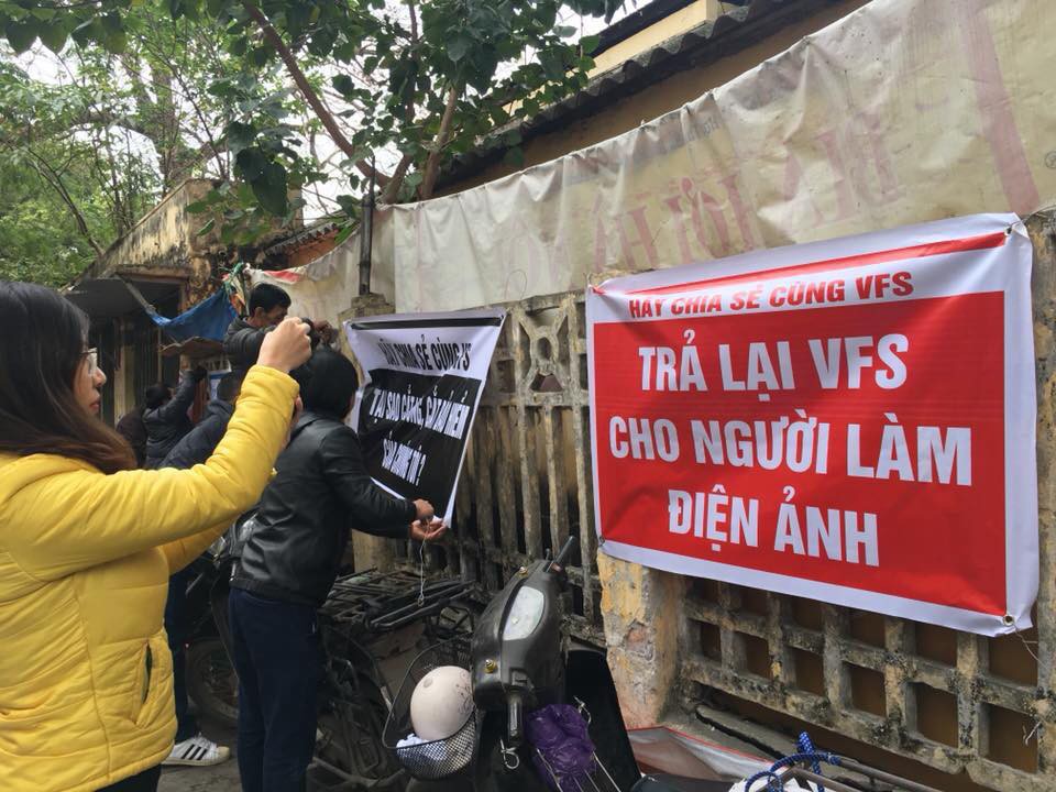 C&aacute;c nghệ sĩ H&atilde;ng phim truyện Việt Nam căng băng r&ocirc;n phản đối cắt lương, bảo hiểm - Ảnh 2.