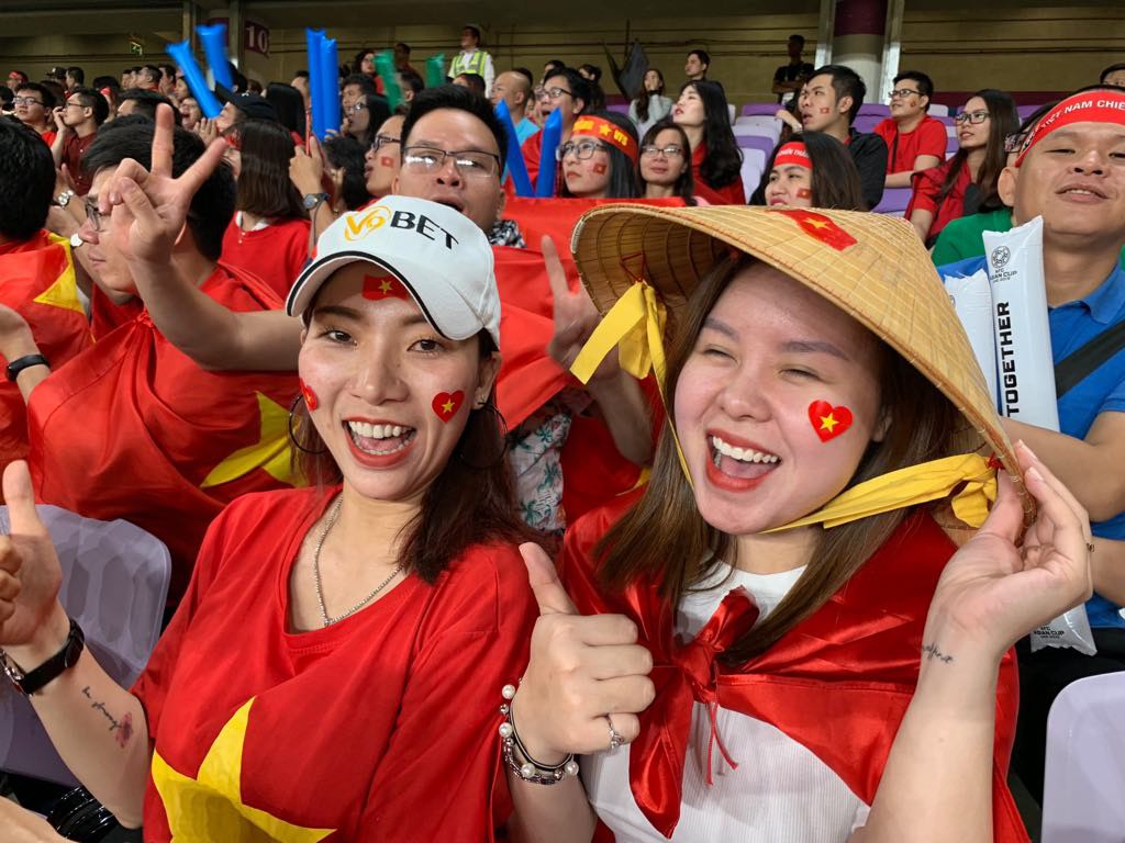 CĐV Việt Nam tiếp lửa gi&uacute;p thầy tr&ograve; Park Hang-seo hạ đẹp Yemen - Ảnh 9.