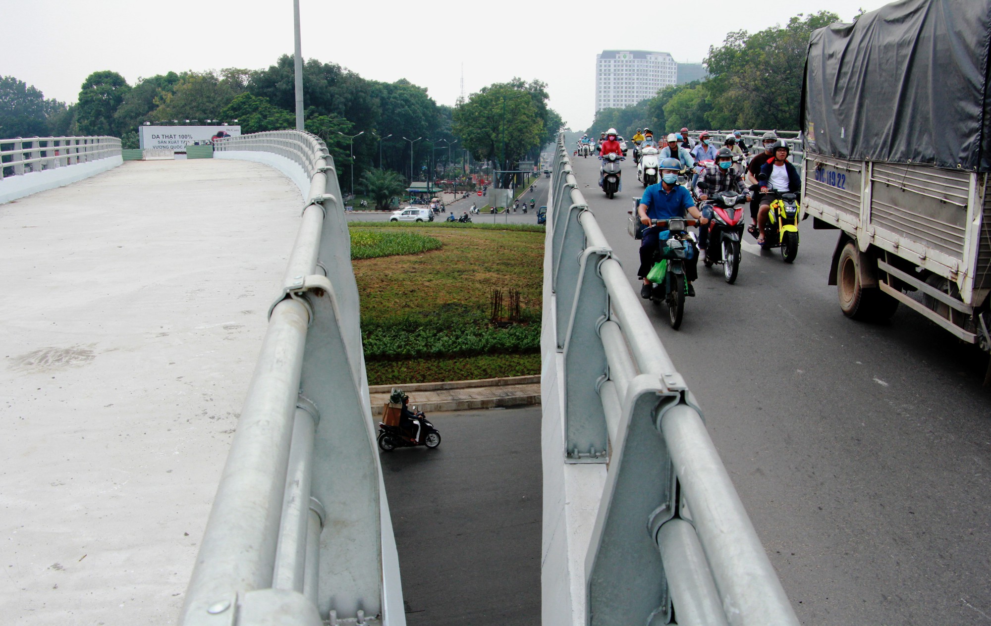 Ngày 18-1, thông xe cầu vượt nút giao Nguyễn Kiệm - Nguyễn Thái Sơn, xe đi thế nào?