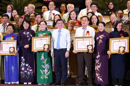 Lòng nhân ái nở hoa