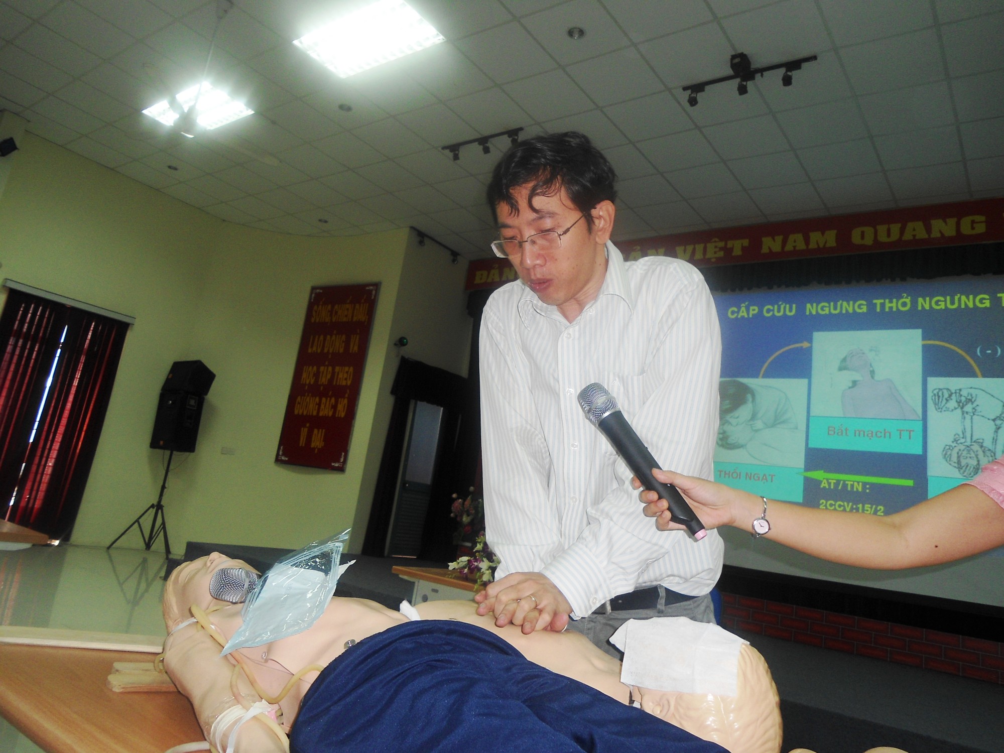 CỦA BAN THỜI SỰ: Những giao thừa không ngủ, xem pháo bông trong xe...cấp cứu - Ảnh 1.