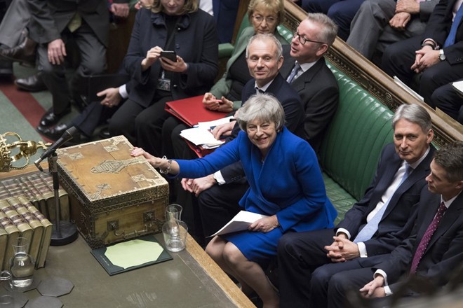 Brexit: "Sống sót" sau bỏ phiếu bất tín nhiệm, bà May xuống nước