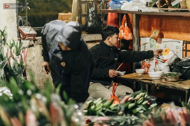 Chợ hoa Quảng An sáng đèn, lung linh những ngày giáp Tết - Ảnh 15.