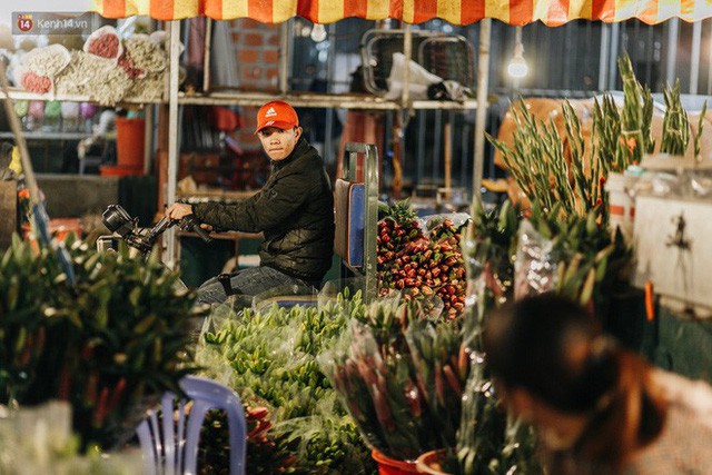 Chợ hoa Quảng An sáng đèn, lung linh những ngày giáp Tết - Ảnh 4.