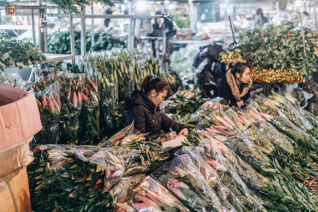 Chợ hoa Quảng An sáng đèn, lung linh những ngày giáp Tết - Ảnh 8.