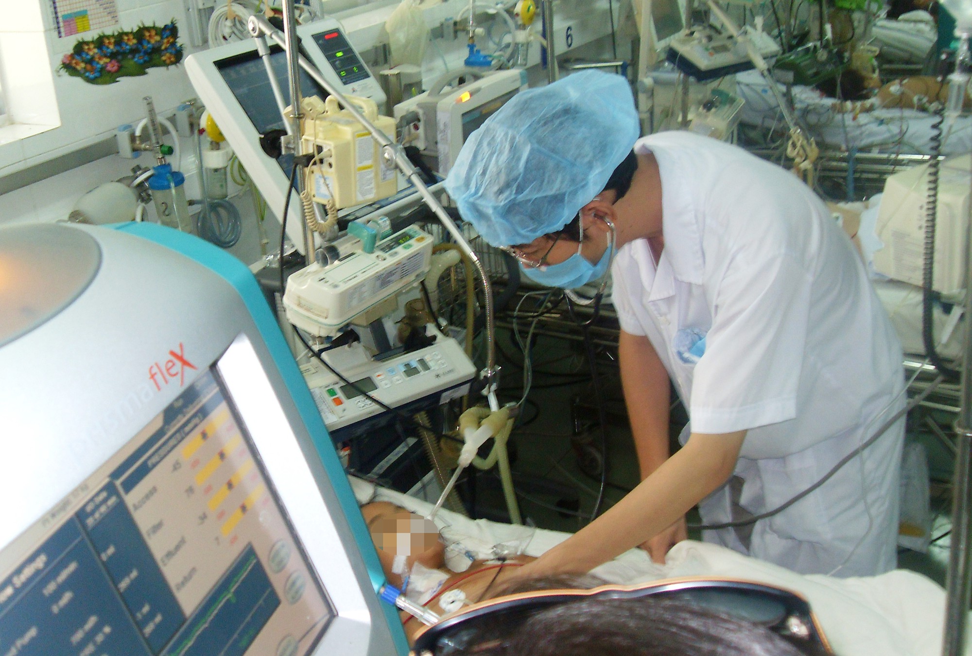 CỦA BAN THỜI SỰ: Những giao thừa không ngủ, xem pháo bông trong xe...cấp cứu - Ảnh 2.