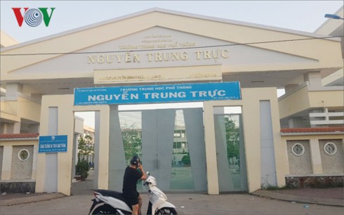 Hiệu trưởng ký nhận 11 học sinh gửi gắm ngay ngày nghỉ hưu