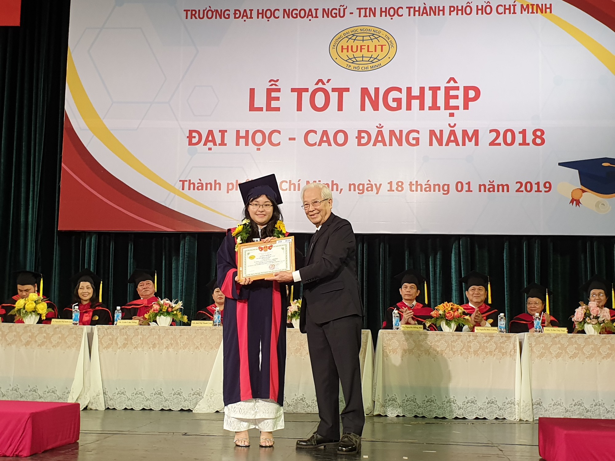 Sau 3 tháng chờ đợi, sinh viên HUFLIT đã được nhận bằng tốt nghiệp